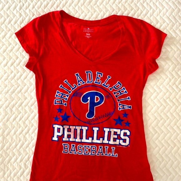Philadelphia Phillies Woman’s V Neck T-shirt size M - Picture 1 of 5